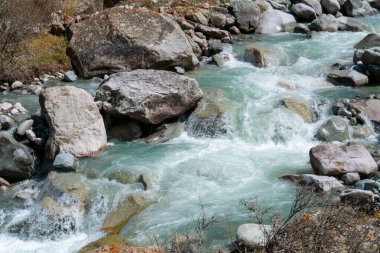 Ala-Archa Parkı, Beyaz Su Irmağı Şelaleleri, Kayalık Dağ Vadisi. Kayalar, el değmemiş doğayı, açık hava keşiflerini ve zorlu taşra seyahatlerini temsil ediyor..