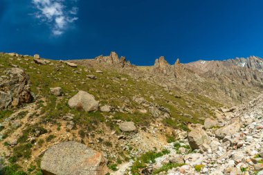 Ala-Archa Dağı arazisinde dik kayalık yamaçlar, dağılmış kayalar, dağlık çayırlar, tepeler bulunur. Dağcılık, kır yürüyüşleri, gündüz gezileri, vahşi doğa maceraları, açık hava keşifleri..