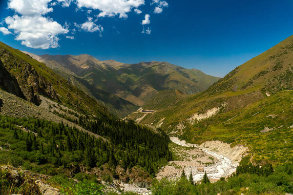 Альпийский лагерь Ала-Арча. Крепкие вершины, пышные леса, скалистое русло реки. Горный ландшафт, идеально подходящий для треккинга, скалолазания, пеших прогулок, альпинизма, загородных путешествий и приключений.