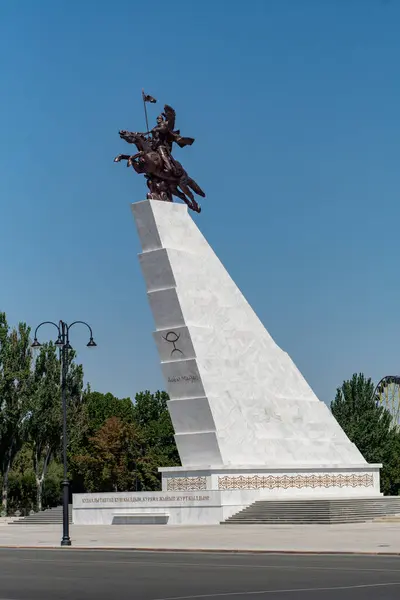 Efsanevi Manas 'ın binicilik heykeli yükselen beyaz bir kaidede. Yükseltilmiş kılıç, lamba direği, Bişkek 'te Ala-Too Meydanı' nda, Kırgız kimliğini ve tarihsel mirasını temsil ediyor..