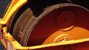 Taze asfalt kaldırıma, metal yapıya, endüstriyel ekipmanlara, kentsel altyapı gelişimine, makine çalışmasına baskı yapan ve düzleştiren yol sıkıştırma makinesinin büyük silindirik varili