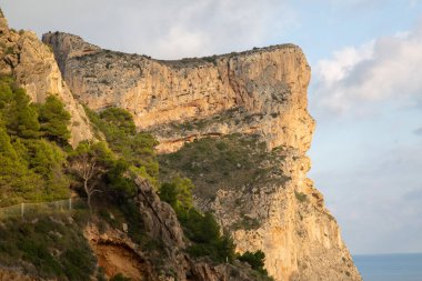 Moraig Koyu Sahili 'ndeki Cliff; Alicante; İspanya