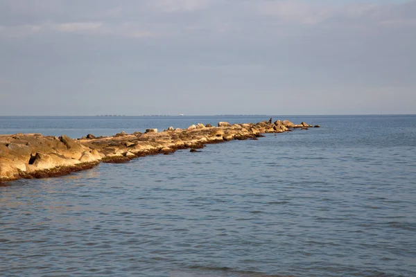 西班牙阿利坎特El Campello海滩石墩 图库图片