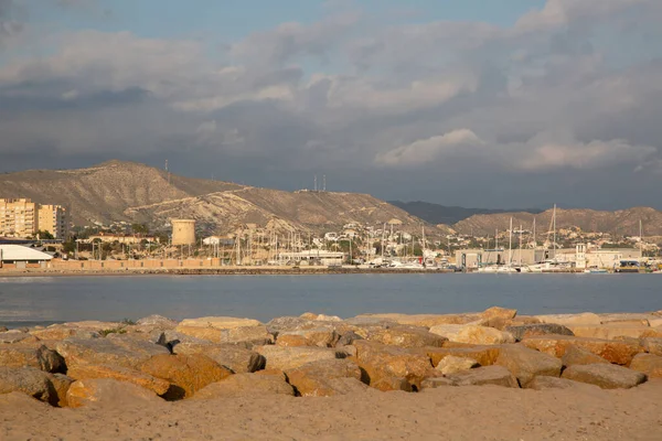 西班牙阿利坎特El Campello港口和海滩 图库照片