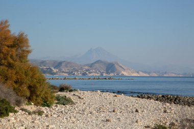 El Campello Plajı 'ndaki kayalar, Alicante; İspanya