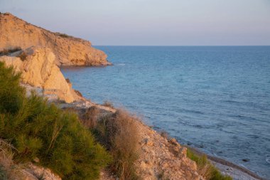 Xarco Sahili 'nde uçurum ve manzara; Villajoyosa, Alicante; İspanya