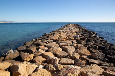 El Campello 'daki Stone Breakwater and Sea; Alicante; İspanya