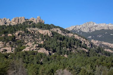 Pedriza Ulusal Parkı 'nda Kar ile Kaya oluşumları; Manzanares; Madrid; İspanya