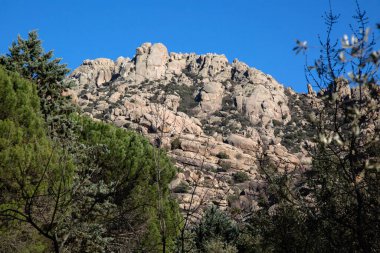 Pedriza Ulusal Parkı 'nda Rocky Tepeleri ve Kış Ağaçları; Manzanares; Madrid; İspanya