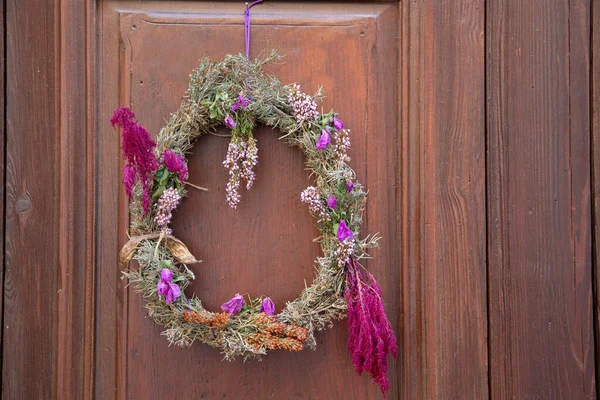 Natural Christmas Wreath Docoration Wooden Door — Stock Photo, Image