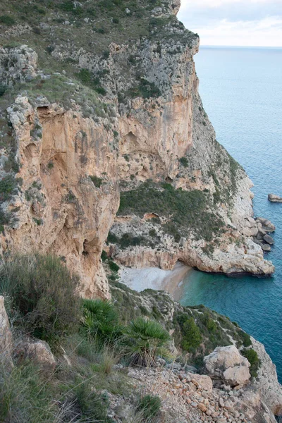Cliff Ile Moraig Koyu Sahili Ndeki Manzara Alicante Spanya Stok Resim