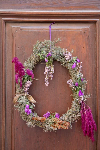 木製のドアの自然クリスマスのお土産のドキュメント ストック写真