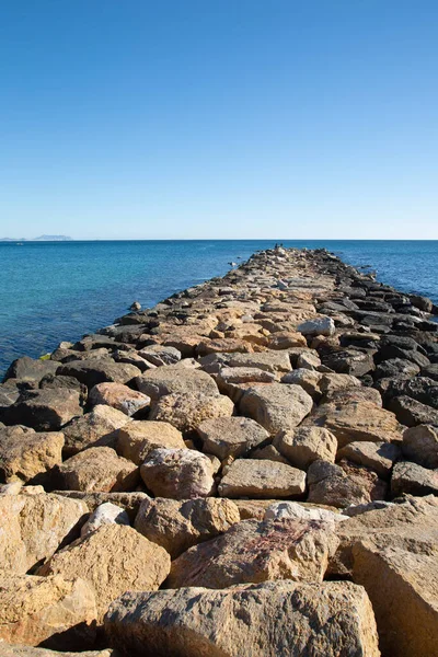 カンペロの石の防波堤 アリカンテ スペイン ロイヤリティフリーのストック写真