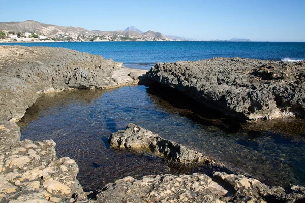 バンイェッツ島と海岸の岩 カンペロ アリカンテ スペイン ストック画像