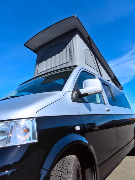 バンライフのための建立されたテント屋根を持つプロファイルでキャンパーバンに変換バス — ストック写真