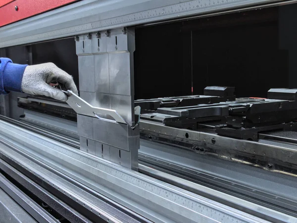 Fabrikadaki Bükme Makinesinde Metal Parçası Bükülüyor — Stok fotoğraf