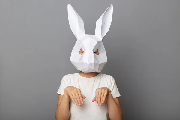 Retrato Fêmea Desconhecida Engraçada Usando Máscara Coelho Camiseta Branca Com — Fotografia de Stock