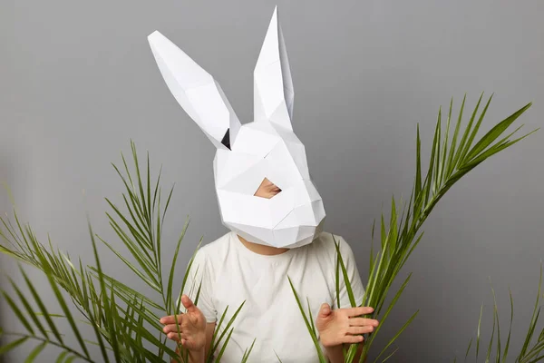 Foto Horizontal Una Mujer Desconocida Con Camisa Blanca Máscara Conejo —  Fotos de Stock