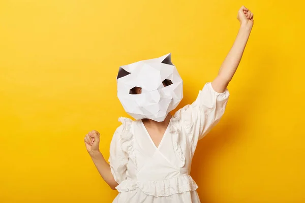 Indoor Shot Mujer Irreconocible Extremadamente Feliz Con Vestido Máscara Gato — Foto de Stock