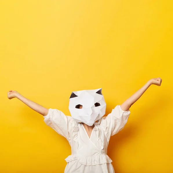 Imagen Una Mujer Anónima Positiva Con Vestido Máscara Gato Papel — Foto de Stock