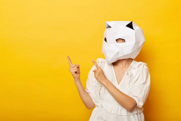 Indoor Shot Mujer Desconocida Con Vestido Máscara Gato Papel Apuntando — Foto de Stock