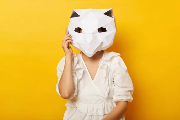 Portrét Ženy Šatech Papírové Kočičí Masce Pózující Izolovaně Žlutém Pozadí — Stock fotografie