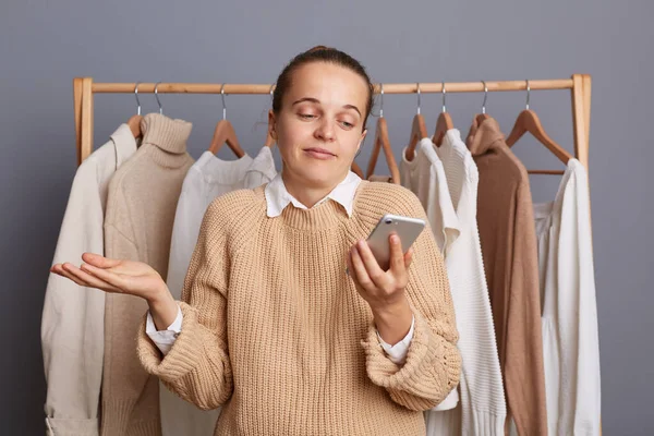 Photo Uncertain Confused Woman Standing Front Hanger Rack Outfits Using — Stock Photo, Image