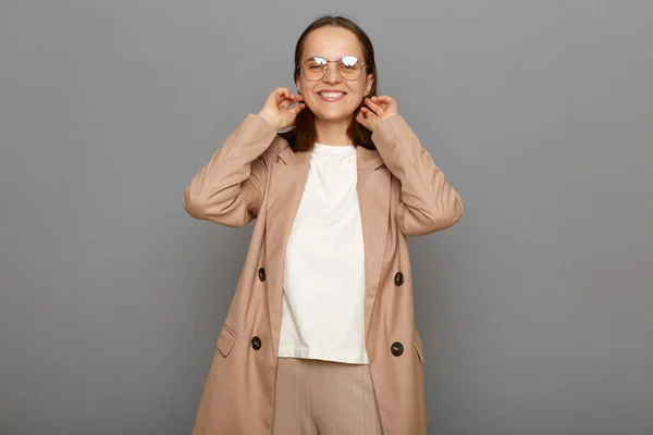 Imagem Mulher Otimista Positiva Feliz Vestindo Jaqueta Bege Óculos Olhando — Fotografia de Stock