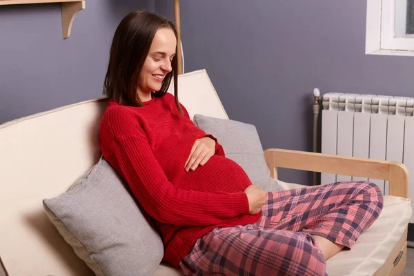 Bilde Ung Voksen Gravid Smilende Kvinne Med Rød Genser Pyjamasbukser – stockfoto