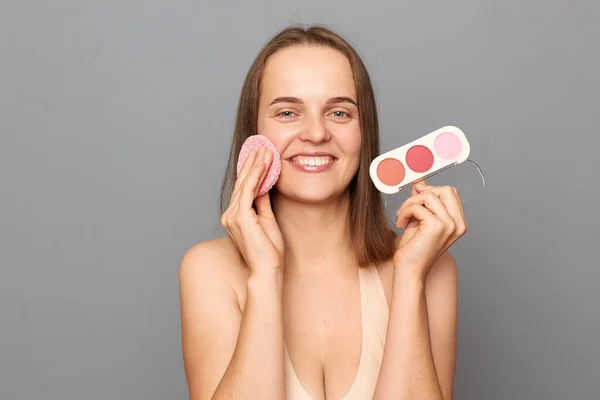 Plano Horizontal Sonriente Hermosa Mujer Estar Listo Para Hacer Maquillaje — Foto de Stock