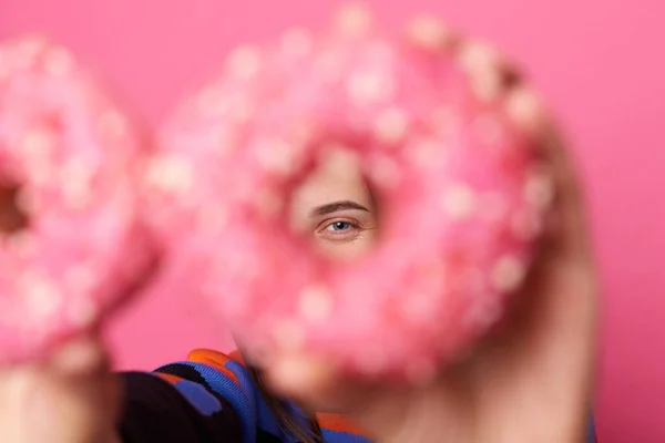 Portret Van Een Vrouw Handen Houden Zoek Hoewel Smakelijke Donut — Stockfoto