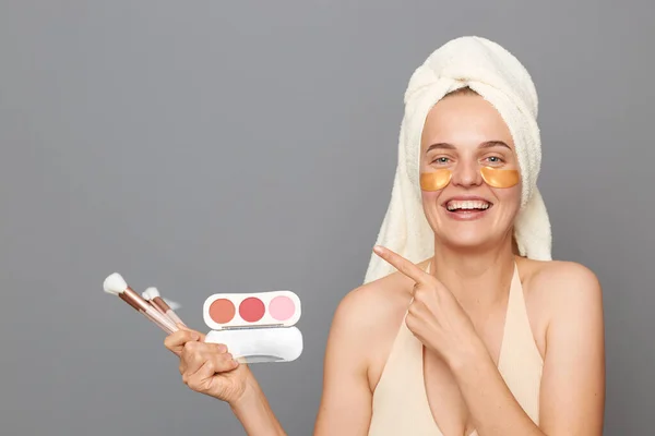 Uśmiechnięta Szczęśliwa Kobieta Owinięta Ręcznikowe Pędzle Kosmetyczne Paletę Cieni Powiek — Zdjęcie stockowe