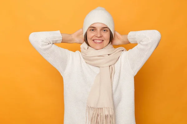 Внутренний Снимок Веселой Веселой Позитивной Женщины Белом Свитере Шарфе Кепке — стоковое фото