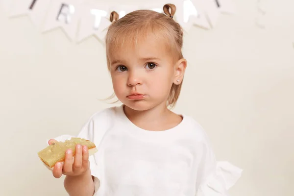 Gadis Kecil Cantik Dengan Roti Rambut Mandu Berpakaian Putih Menikmati — Stok Foto