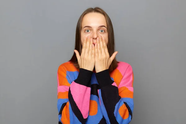 Imagen Mujer Sorprendida Asombrada Vistiendo Suéter Colorido Posando Aislado Sobre — Foto de Stock