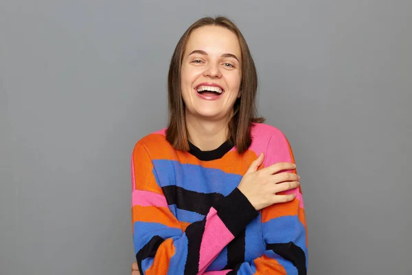 Εσωτερική Λήψη Του Γέλιου Καυκάσιος Γυναίκα Φορώντας Πολύχρωμο Πουλόβερ Θέτει — Φωτογραφία Αρχείου