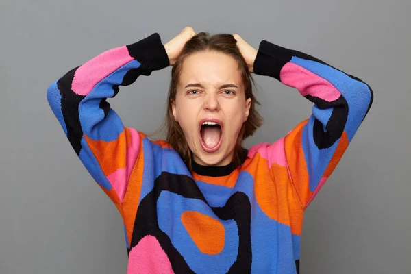 Retrato Mujer Desesperada Frustrada Con Pelo Castaño Usando Jersey Colorido — Foto de Stock