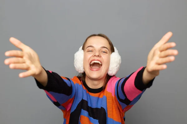 Retrato Mujer Alegre Extremadamente Feliz Usando Suéter Colorido Posando Aislado — Foto de Stock