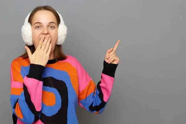 Retrato Mujer Sorprendida Con Suéter Colorido Posando Aislado Sobre Fondo — Foto de Stock