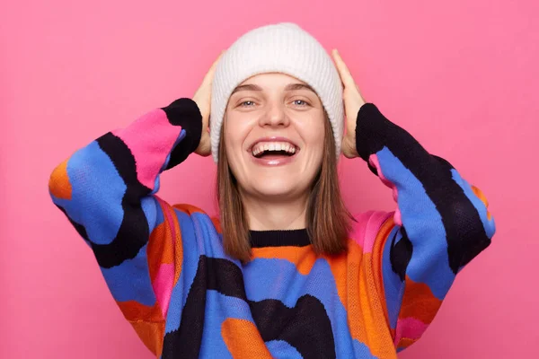 Mujer Caucásica Joven Extremadamente Feliz Con Pelo Castaño Usando Suéter — Foto de Stock