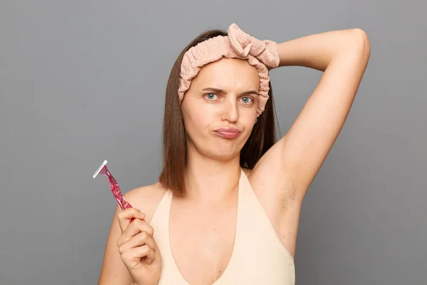 Afeitado Axilar Indoor Shot Confused Sad Upset Woman Hair Band — Foto de Stock