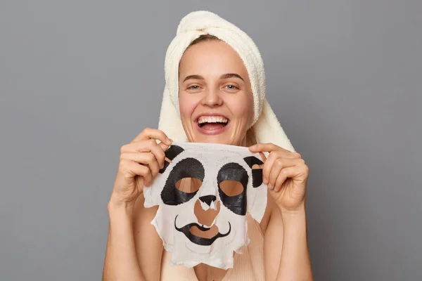 Zdjęcie Uśmiechniętej Szczęśliwej Zachwyconej Kobiety Noszącej Top Ręcznik Głowie Odizolowanej — Zdjęcie stockowe