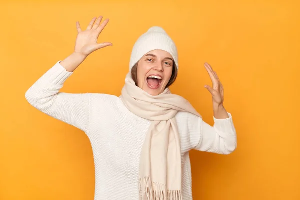 Estremamente Felice Allegra Donna Caucasica Indossa Maglione Caldo Cappello Sciarpa — Foto Stock