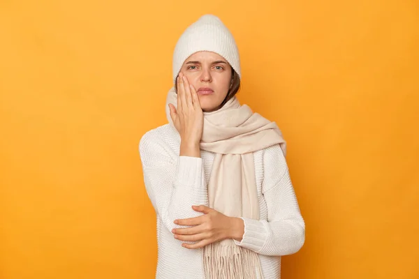 Εσωτερική Λήψη Άρρωστης Άρρωστης Καυκάσιας Γυναίκας Που Φοράει Ζεστό Πουλόβερ — Φωτογραφία Αρχείου