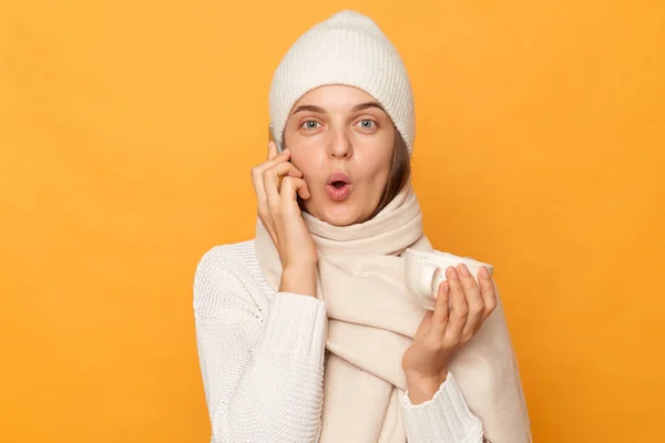 Retrato Sorprendida Sorprendida Mujer Adulta Joven Usando Suéter Caliente Gorra — Foto de Stock