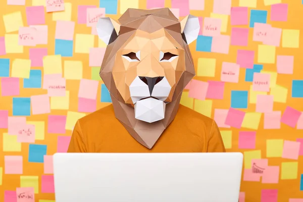 Горизонтальный Снимок Анонимного Человека Оранжевом Свитере Бумажной Маске Льва Позирующего — стоковое фото