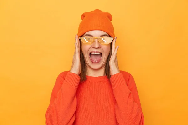 Φωτογραφία Από Έκπληκτος Ενθουσιασμένος Γυναίκα Φορώντας Πορτοκαλί Πουλόβερ Καπέλο Beanie — Φωτογραφία Αρχείου