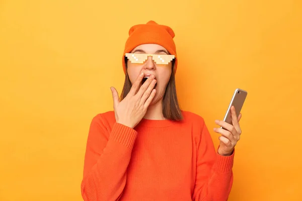 Obraz Zaskoczonej Podekscytowanej Kobiety Noszącej Pomarańczowy Sweter Czapkę Kapturem Okulary — Zdjęcie stockowe