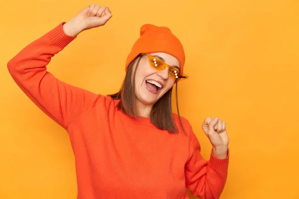 Εσωτερική Λήψη Μιας Εξαιρετικά Ευτυχισμένης Γυναίκας Που Φοράει Πορτοκαλί Πουλόβερ — Φωτογραφία Αρχείου