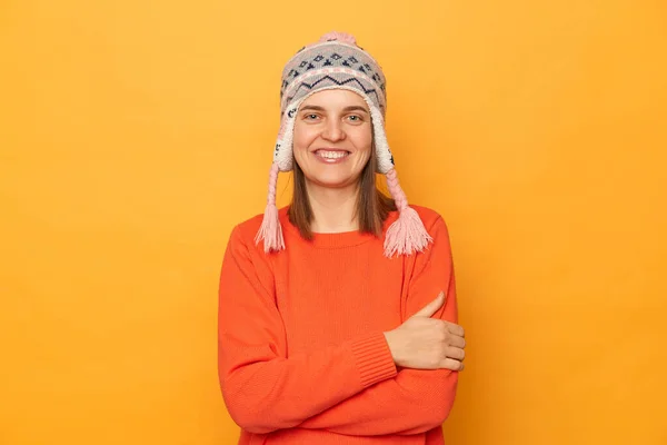 Porträt Einer Entzückten Selbstbewussten Frau Mit Orangefarbenem Pullover Und Gestricktem — Stockfoto